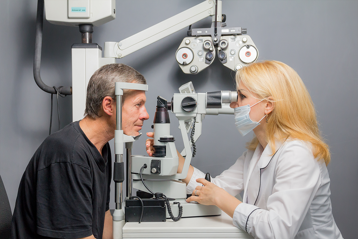 Глазки проверять. Офтальмолог аппарат. Аппаратура для проверки зрения. Человек у офтальмолога. Обследование в офтальмологии.